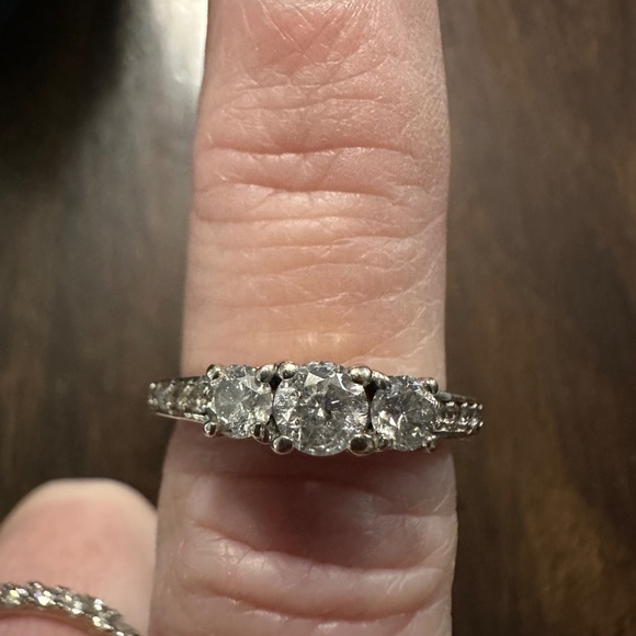 10kt white gold 1ct diamond 3 stone engagement ring - Picture 4 of 7